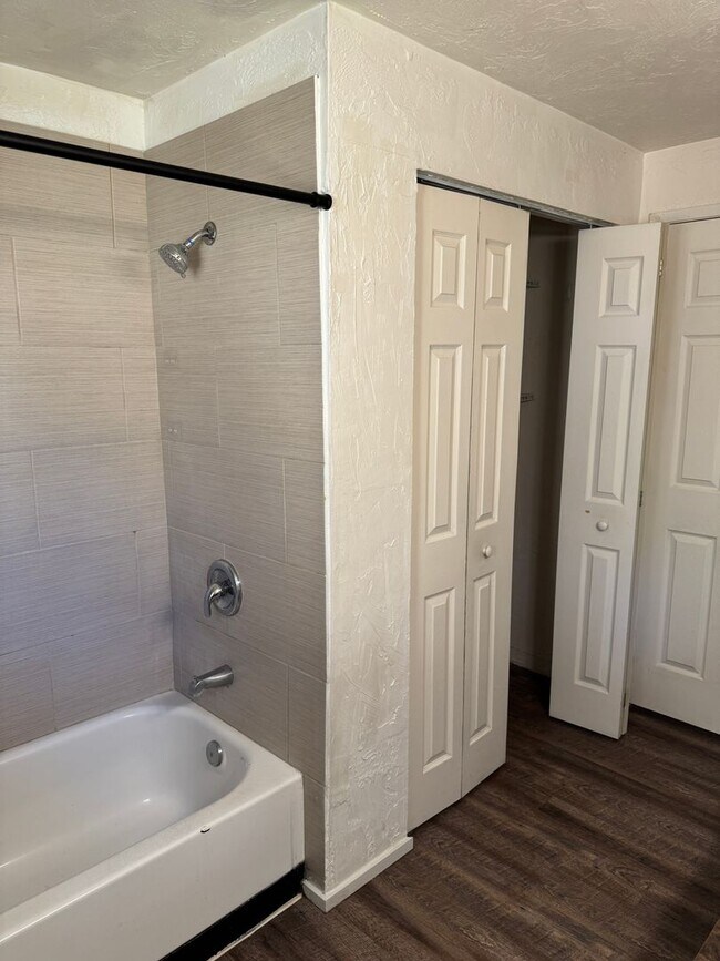 Building Photo - Updated 2-bedroom 1.5 bath duplex in Springfield!