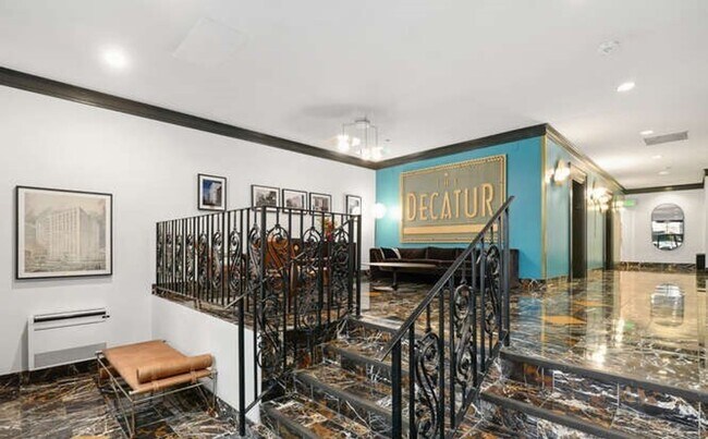 Building Photo - 1 Bed, 1 Bath Condo in First Hill, Steps to Virginia Mason & Swedish Hospital