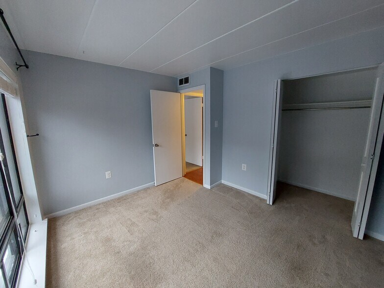 Building Photo - 100 Roberts Ln
