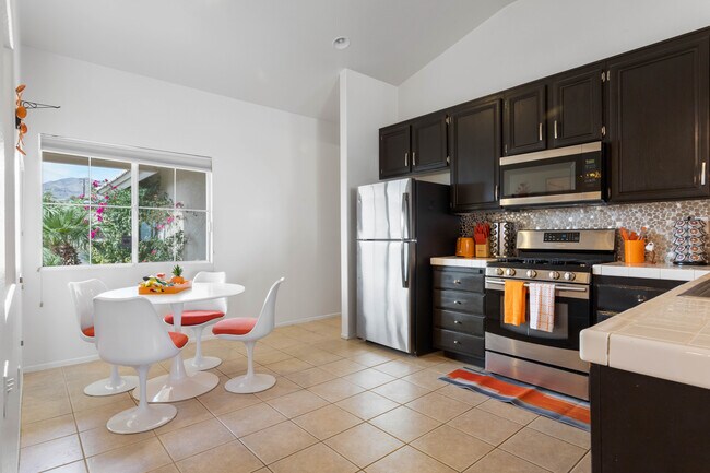 Building Photo - Hilltop Hideaway