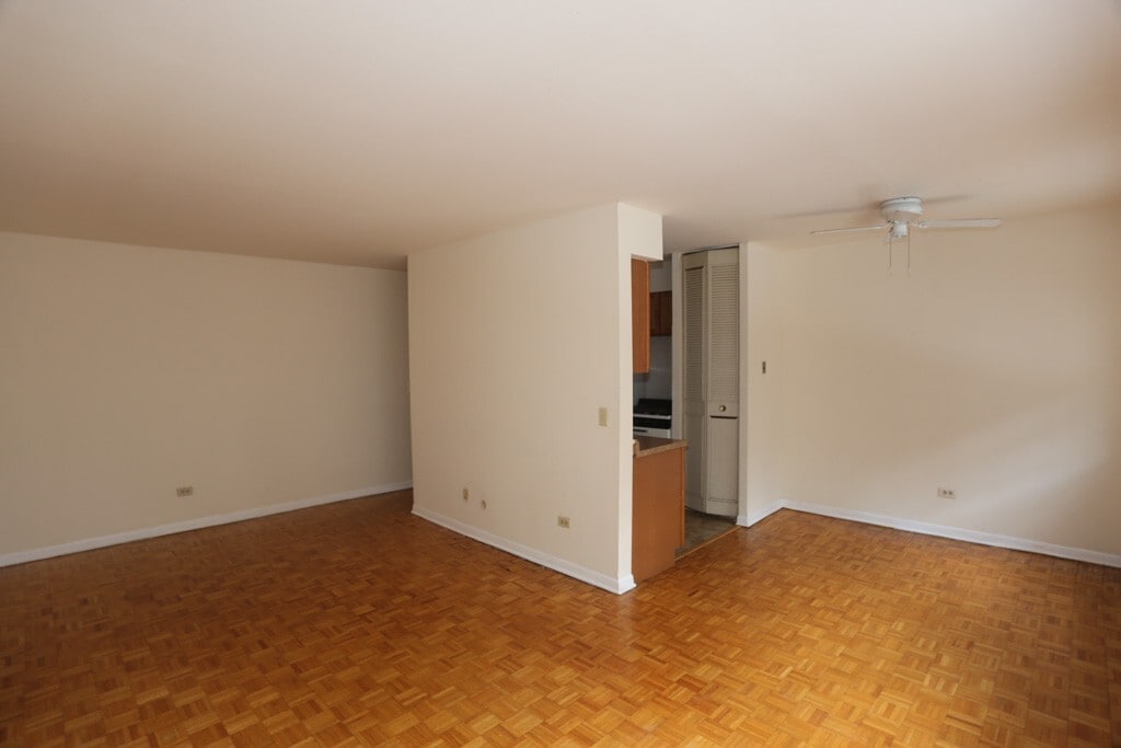 Building Photo - 503 W Briar Pl