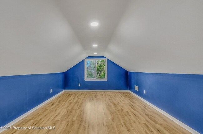 Building Photo - 664 Laurel Dr