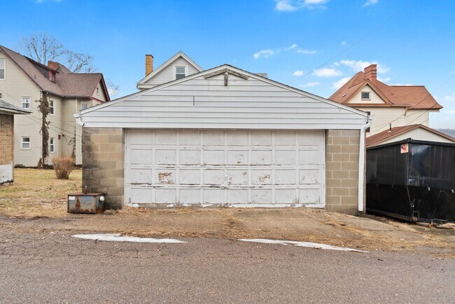 Building Photo - 1528 Ridge Ave