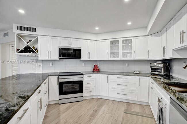 Building Photo - 1340 S Ocean Blvd