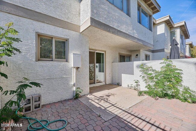 Building Photo - 1402 E Osborn Rd