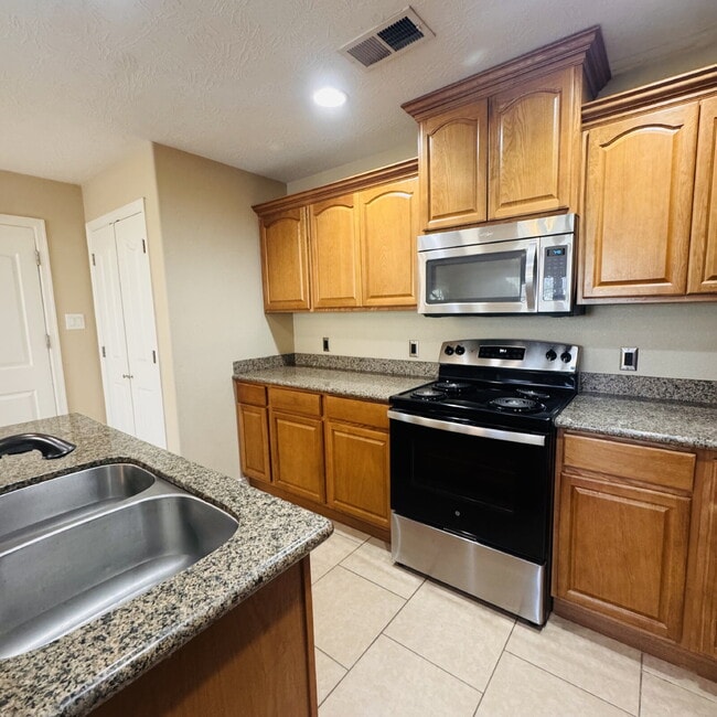 Building Photo - Charming 3-Bed Haven with Granite Elegance in Nederland – Your Perfect Retreat!