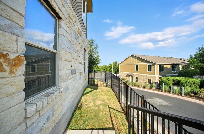 Building Photo - 516 E Slaughter Ln