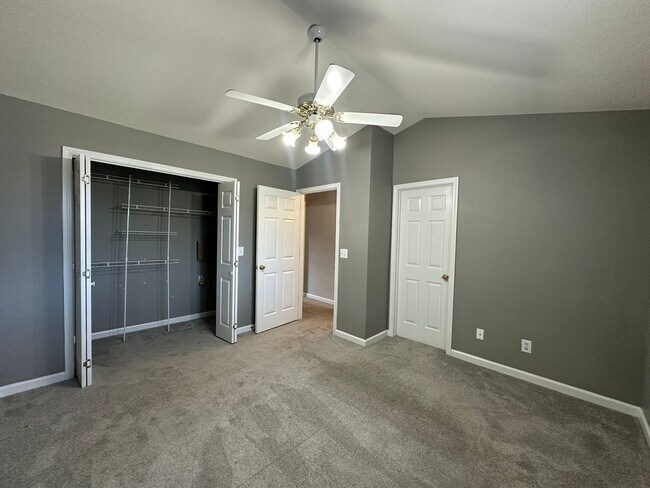 Building Photo - 2 bedroom/1.5 bath end unit townhome in gr...