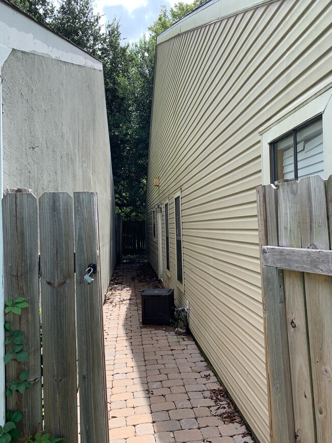 Side patio leading to backyard - 469 Highland Creek Pkwy