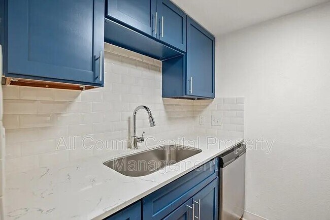 Building Photo - 404 W 35th St