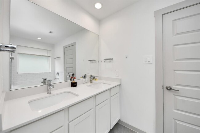 Building Photo - 7007 Fleetwood Crescent Wy