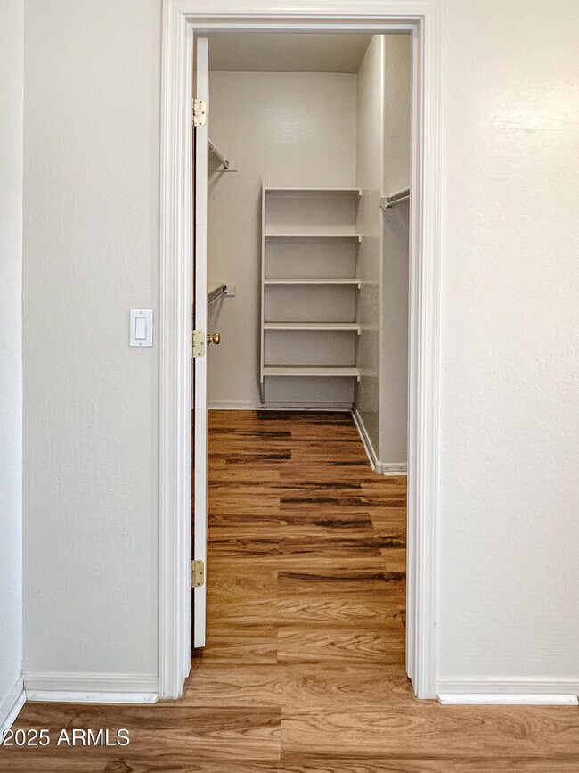 Building Photo - 1015 S Val Vista Dr