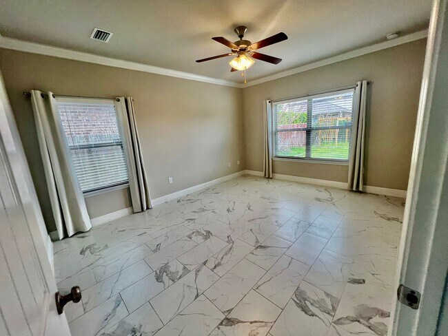 Building Photo - Beautiful Home in Waterford Sound