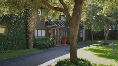 Building Photo - Drake