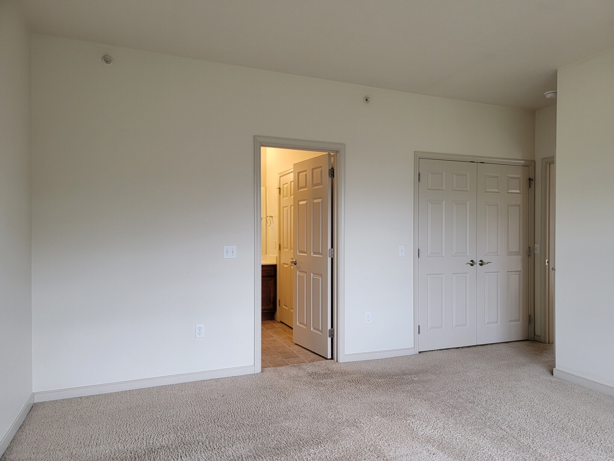 Building Photo - 1942 Shady Oak Dr