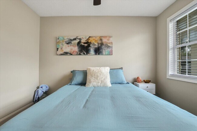 Building Photo - 4 Bedroom, 2 Bath Brick Home in Savannah