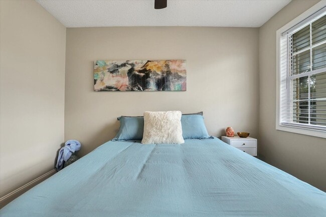 Building Photo - Furnished 4 Bedroom, 2 Bath Brick Home in Savannah