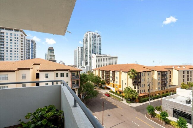 Building Photo - 470 3rd St S