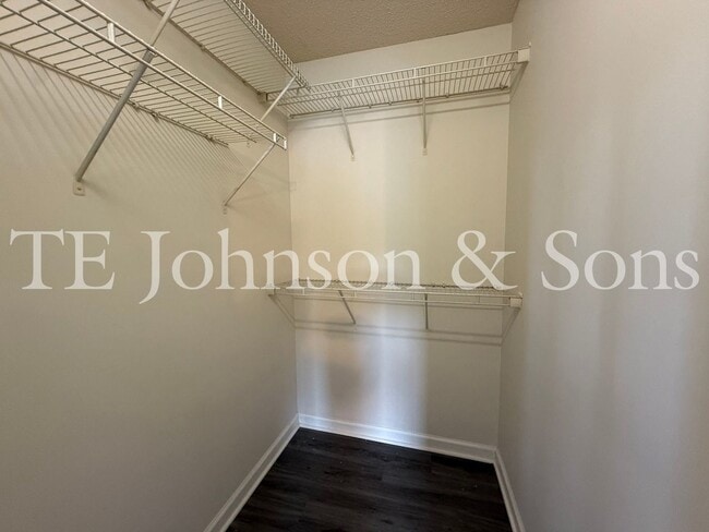 Building Photo - Lovely 2 Bedroom Condo Off Hwy 150