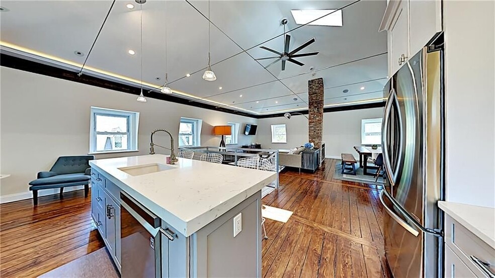 Building Photo - 21 School St