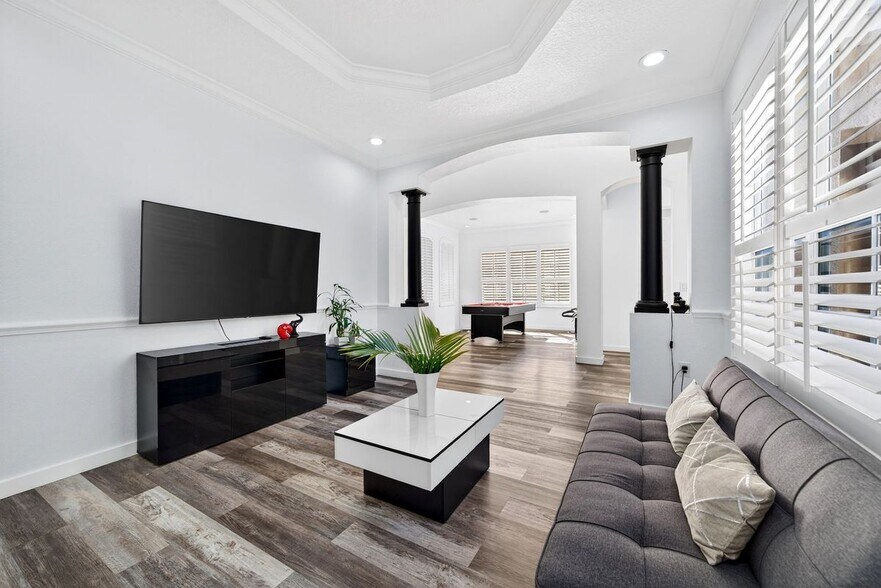 Building Photo - 8111 Santa Rosa Ct