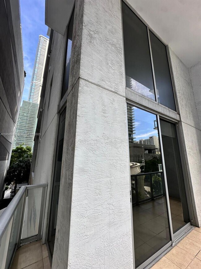 Building Photo - 1050 Brickell Ave