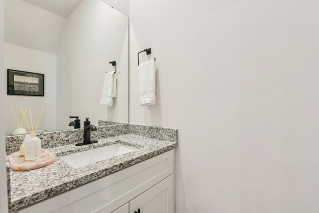 Building Photo - 1001 7th St Blvd SE