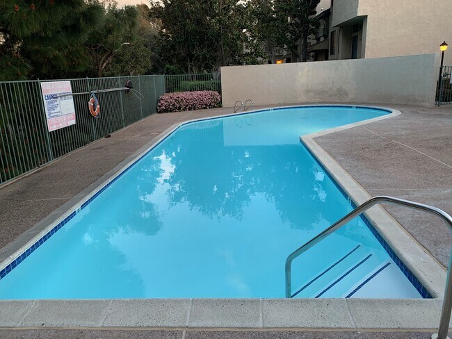 Building Photo - 10021 Paseo Montril