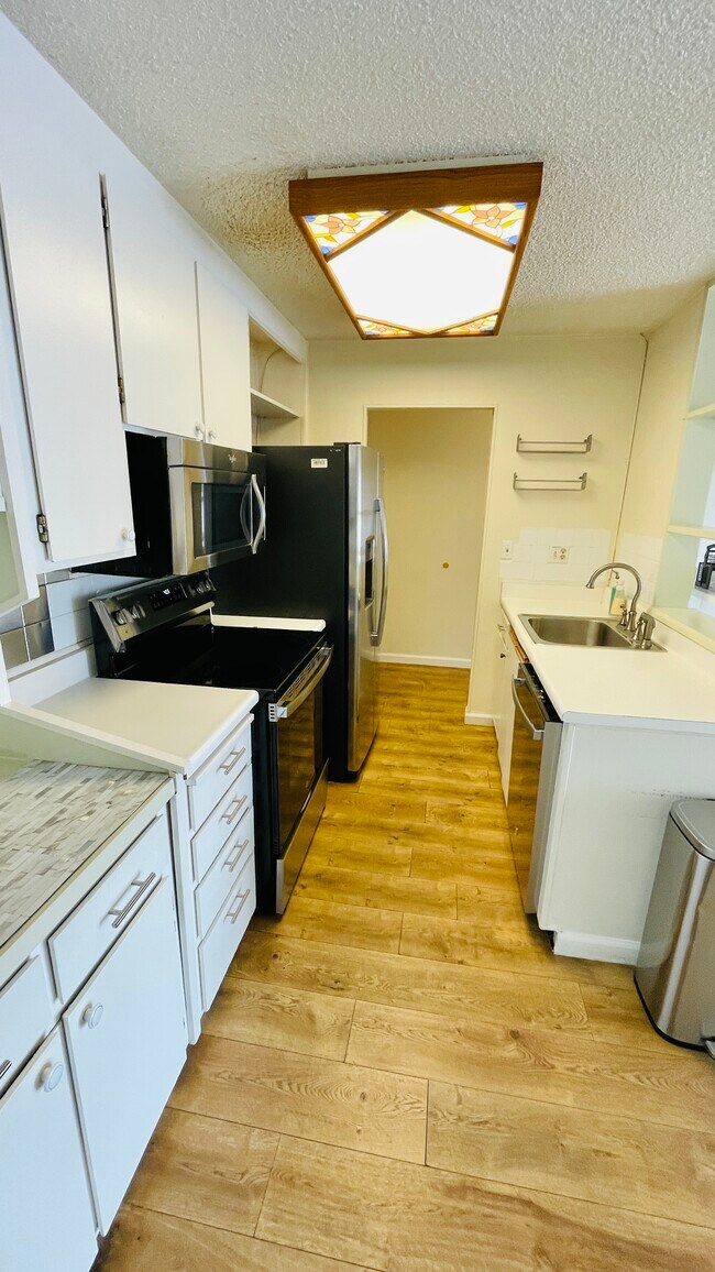Building Photo - 960 Shorepoint Ct
