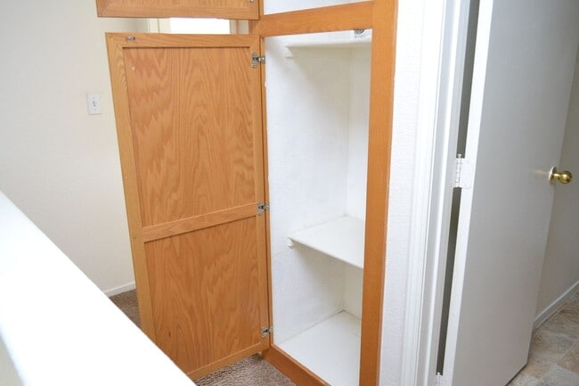 Building Photo - SW - ROOMY 3 BEDROOM 2.5 BATH TOWNHOME - 8...