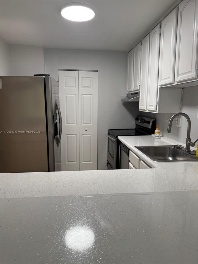 Building Photo - 8051 S Colony Cir