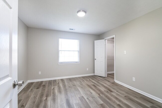 Building Photo - 14 Lake Dr N