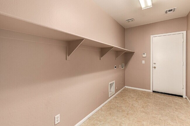 Building Photo - 10344 W Trumbull Rd