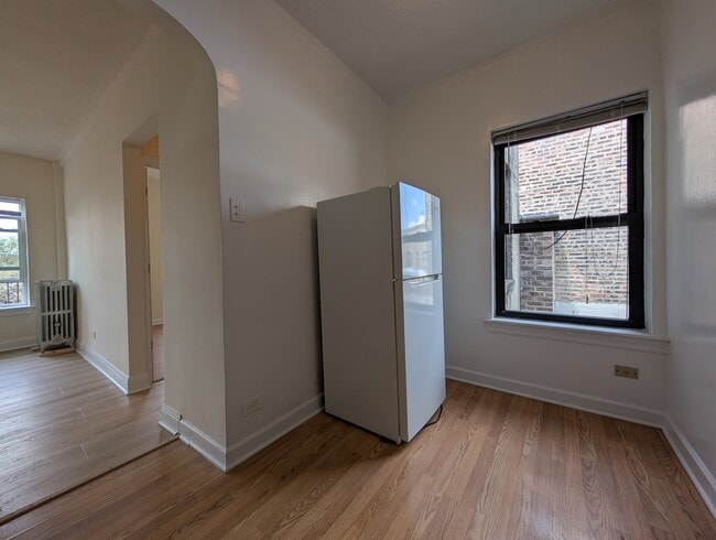 Building Photo - 5417 N Kenmore Ave