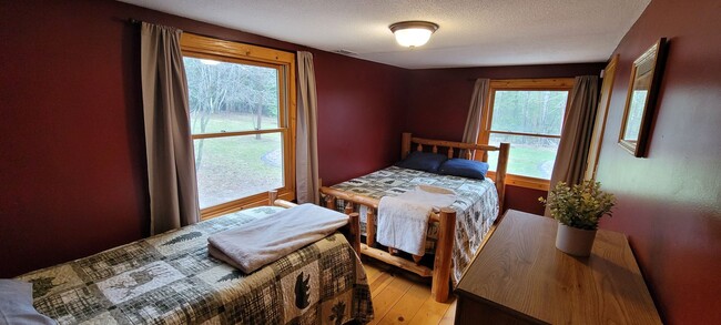 Building Photo - Fully Furnished 3 Bedroom Cabin