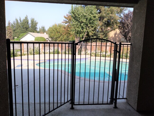 Building Photo - 553 W Fallbrook Ave