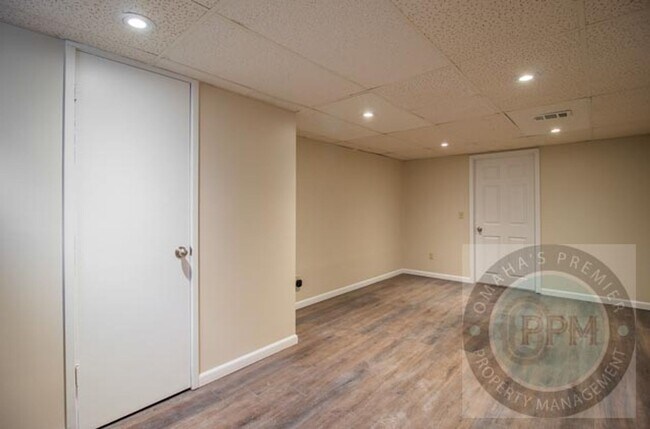 Building Photo - 1/2 OFF OF FIRST MONTH'S RENT! | Modern 3 Bd/2Ba Home | Near Aksarben