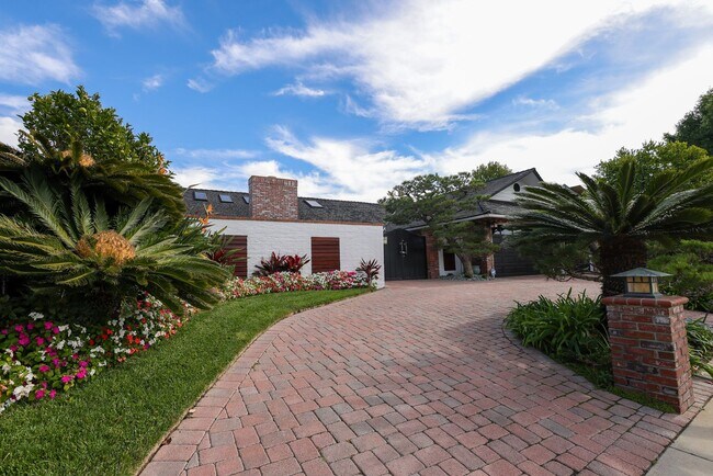 Building Photo - Luxurious Newport Beach Home