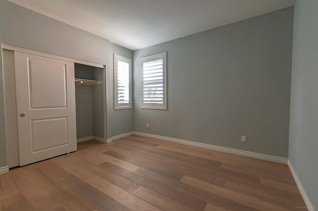 Building Photo - 225 Royal Glen