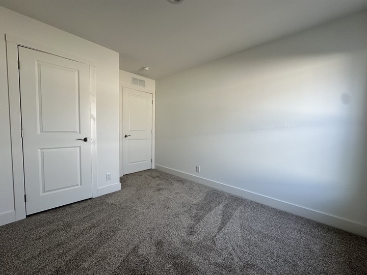 Building Photo - 7 Rainier St N