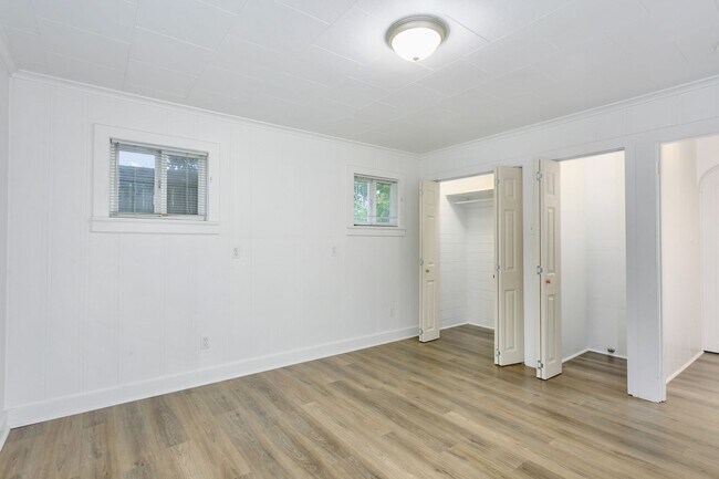 Building Photo - 2BR Upstairs Unit with Mountain Views & Private Yard – Tacoma Living at Its Best