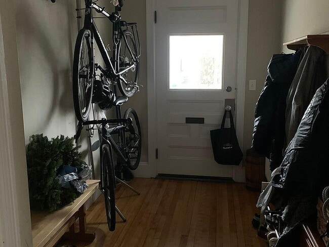 Building Photo - "Charming 3-Bed, 2-Bath Gem in Portland's Heart – Spacious 1350 Sq Ft Living!"