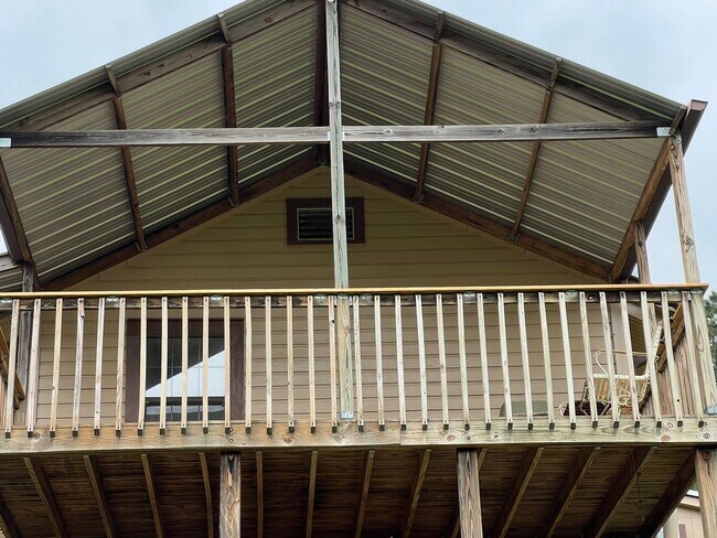 Building Photo - 2 Bed 1 Bath Cottage