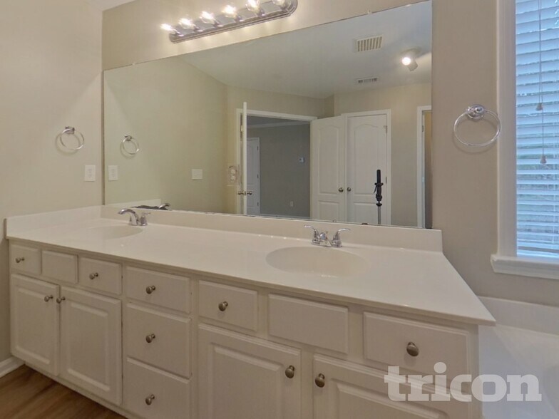 Building Photo - 3605 Long Lake Dr