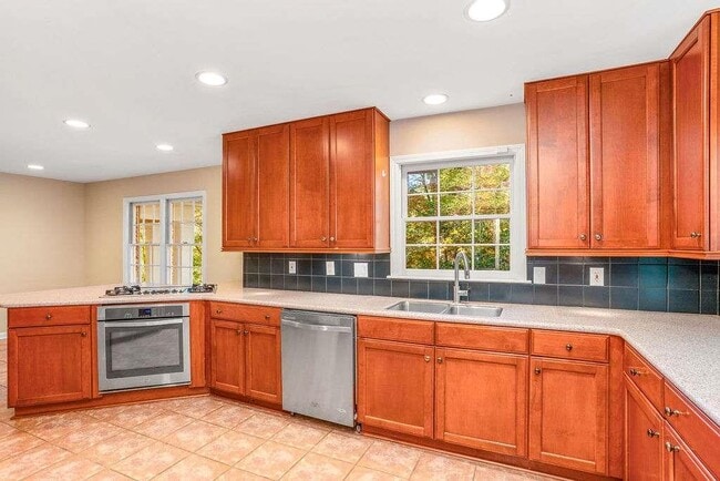 Building Photo - 3911 Ivy Rd NE