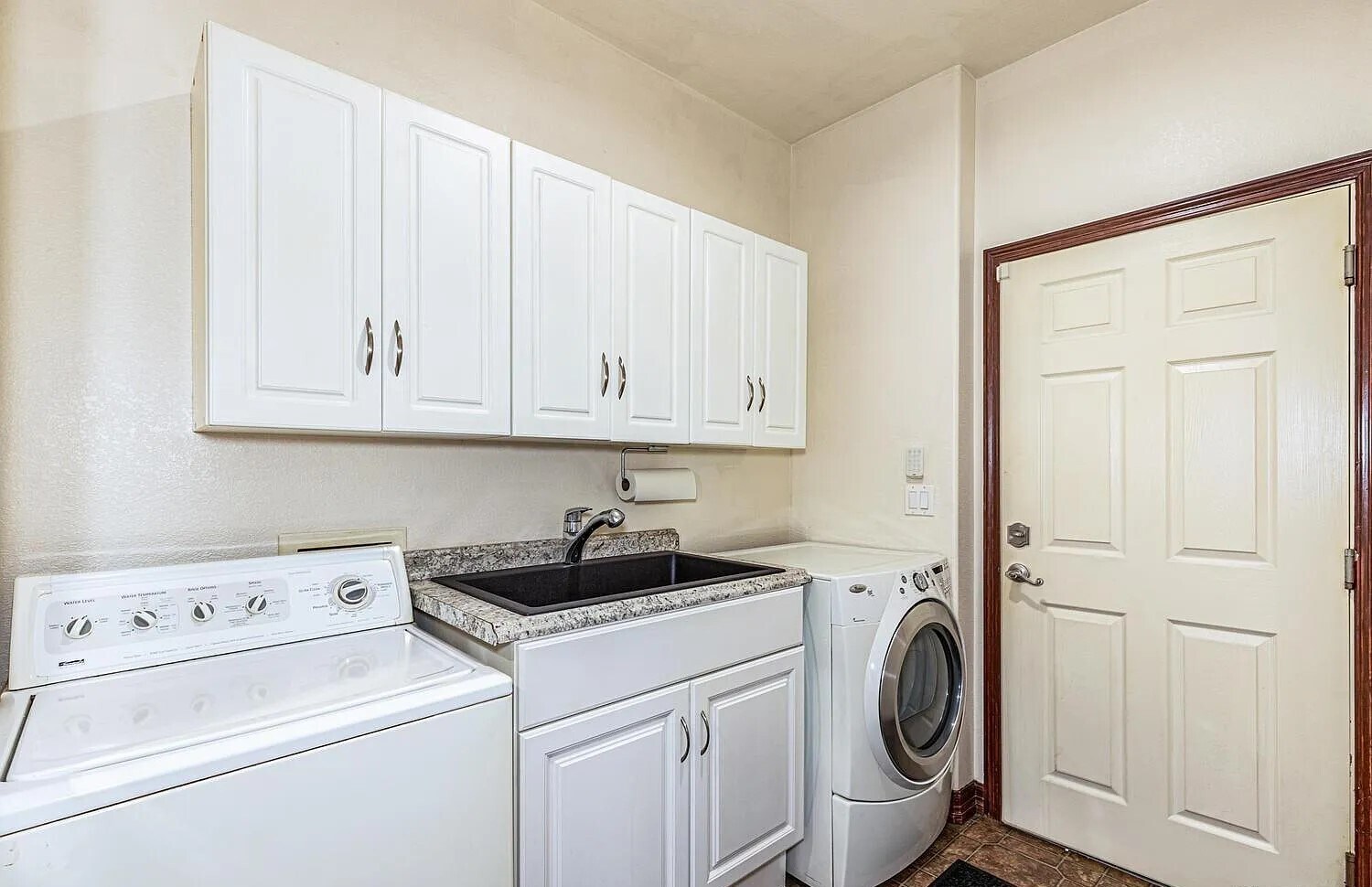 Laundry - 17381 Waterhouse Cir