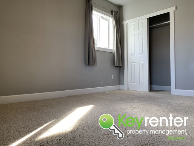 Building Photo - Centrally Located 3Bed/1.5Bath Tacoma Home!