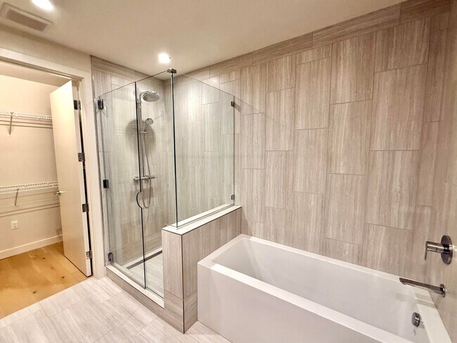 Building Photo - Gorgeous 30th Floor 2BD / 2BA Corner Sky R...