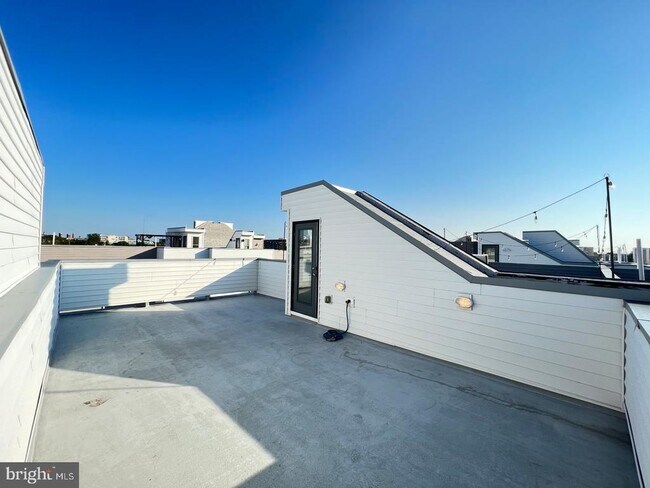 Building Photo - 2660 Collins St