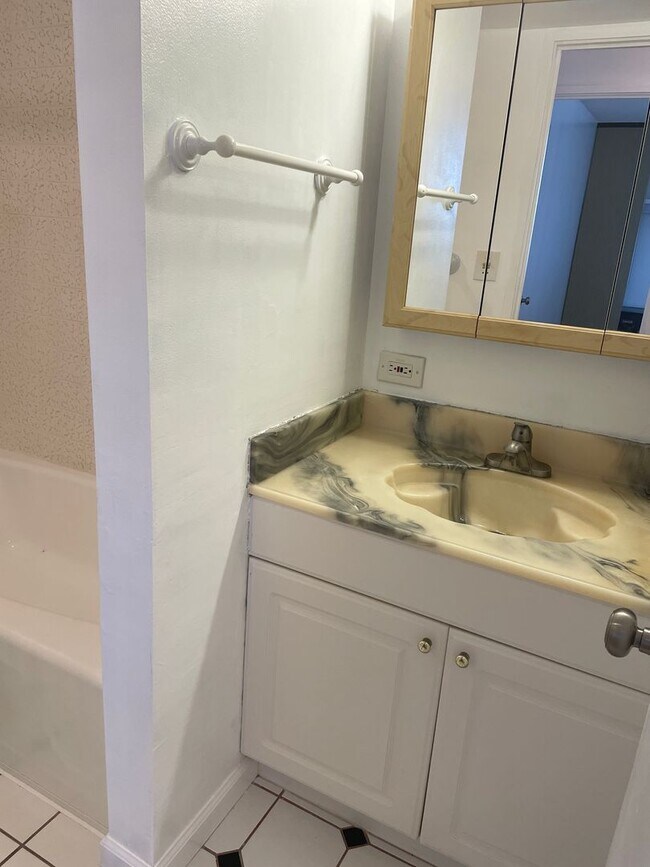 Building Photo - Gorgeous renovated high-floor apartment in great building.
